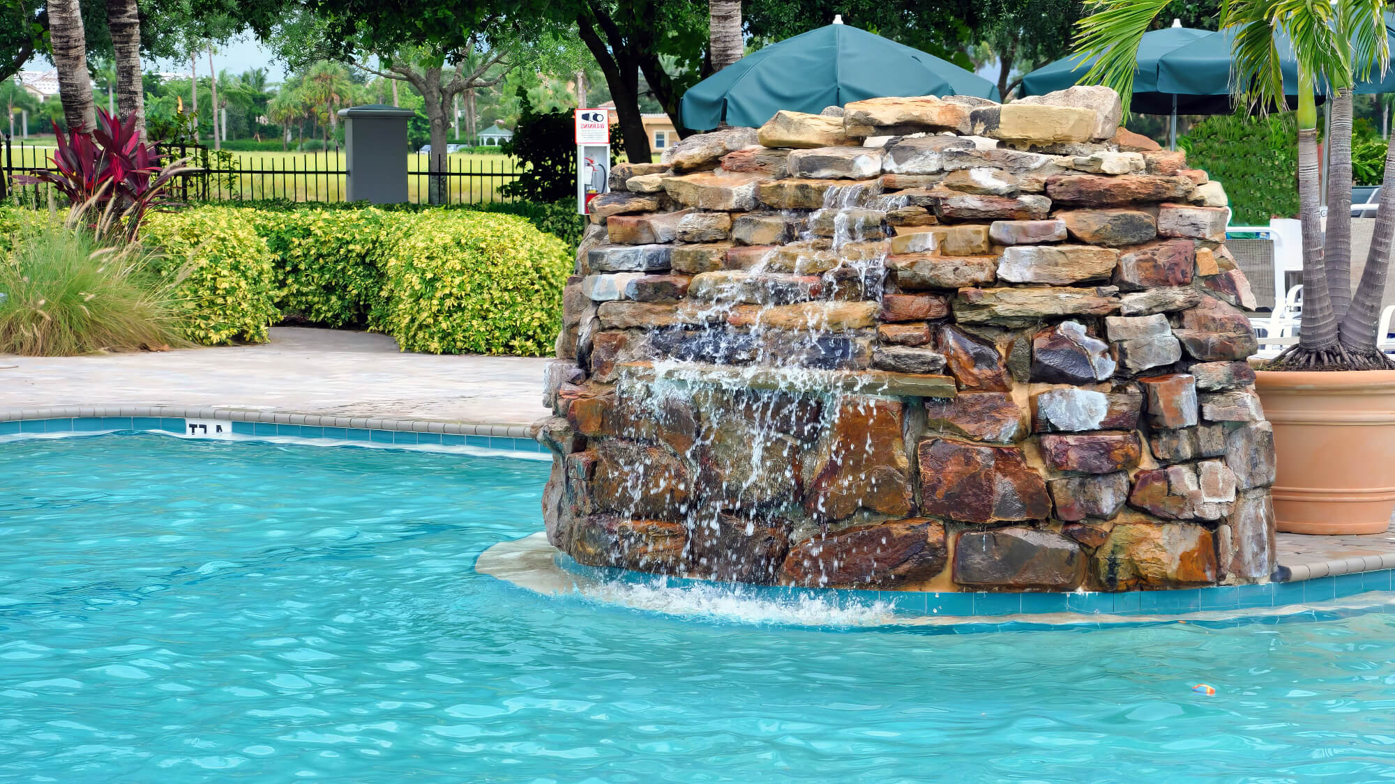 9 Creative Ways to Use Natural Stone Elements in Pool Design ‐ Flamingo ...